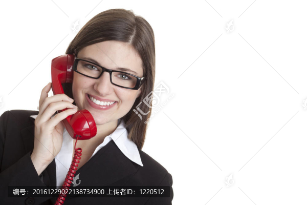 年輕女子手持紅色電話聽筒