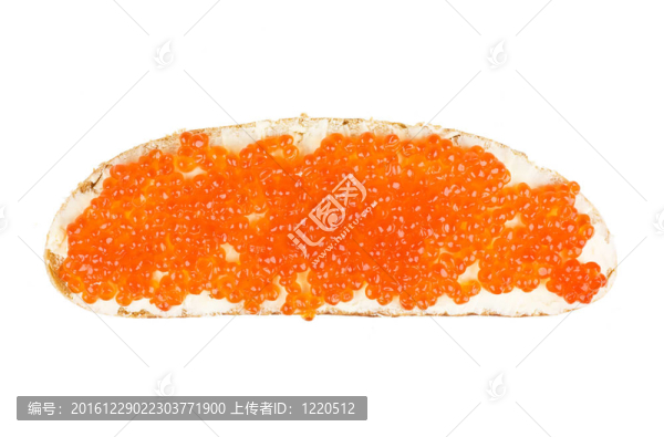 與紅魚子醬三明治孤立在白色背景