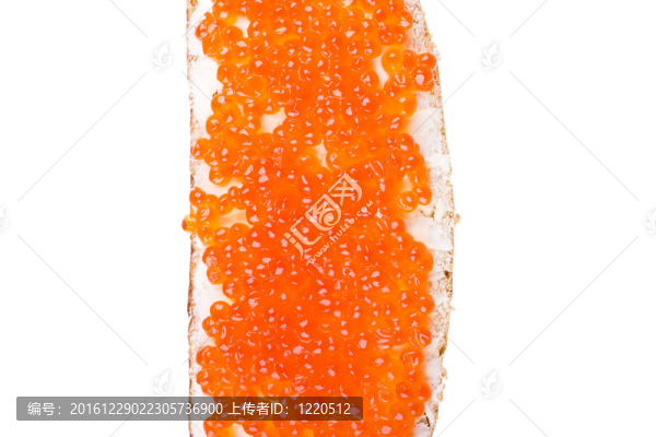 與紅魚子醬三明治孤立在白色背景