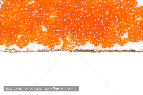 與紅魚(yú)子醬三明治孤立在白色背景