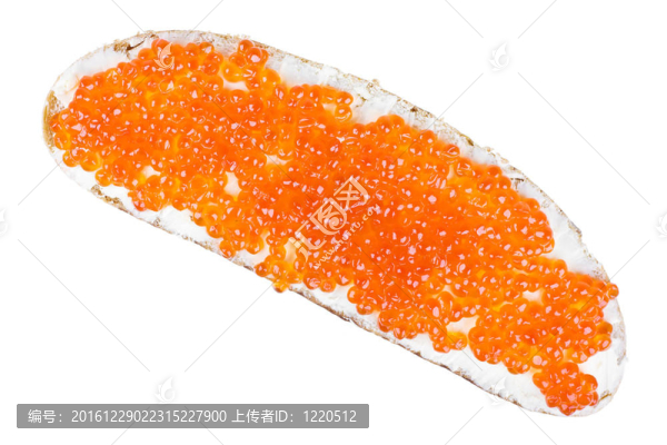 與紅魚子醬三明治孤立在白色背景
