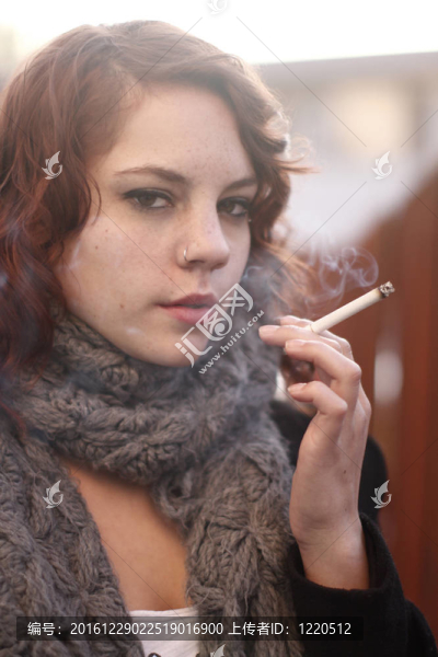 年輕的女人吸煙