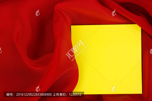 瘦黃卡上紅色的緞布。
