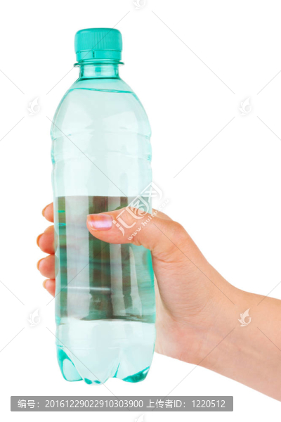 手拿一瓶水