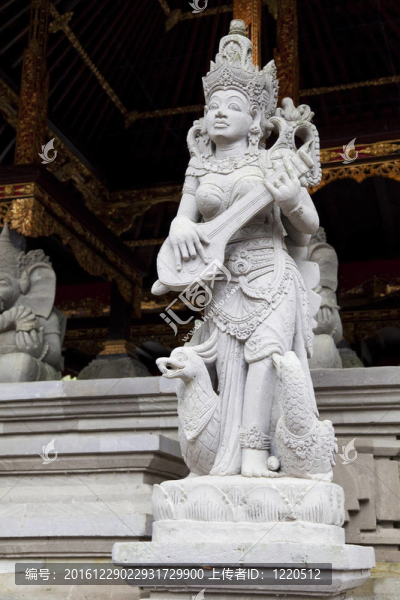 石像在圣泉寺寺；巴厘；印度尼西亞