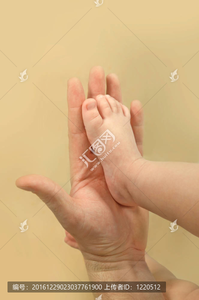 人的手和孩子的腳