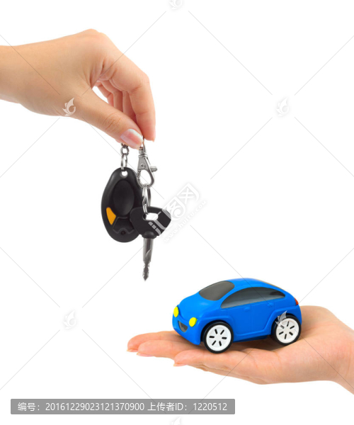 帶鑰匙和玩具車的手