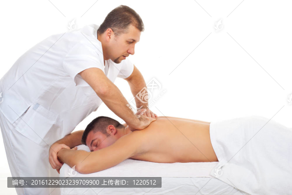 按摩師按摩的人回到溫泉