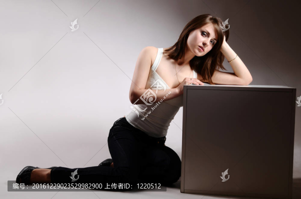 女孩和灰色立方體