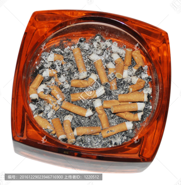 香煙在煙灰缸里的煙頭