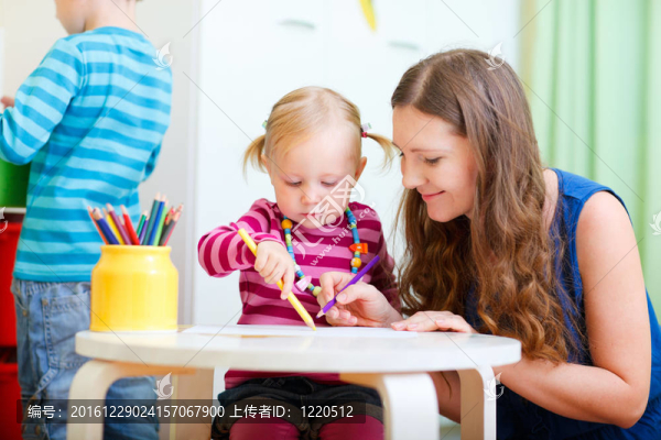 母親和女兒一起畫畫