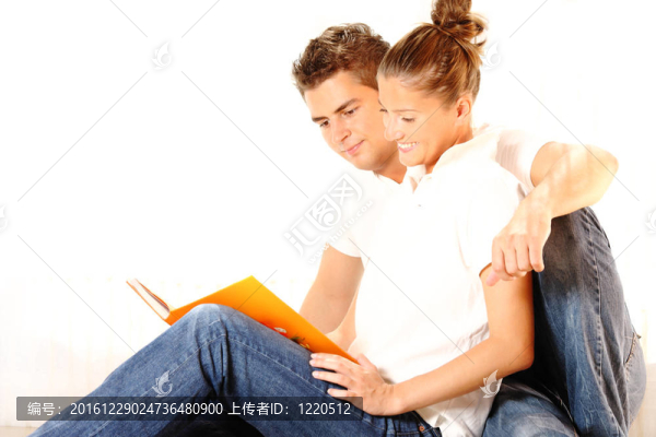 年輕夫婦讀一本書