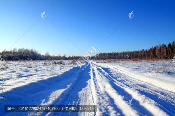在冰雪路面
