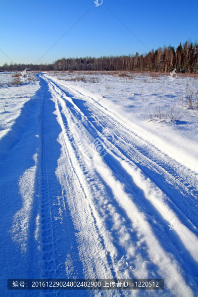 在冰雪路面