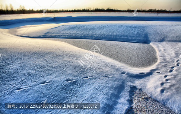 雪上小河。HDR