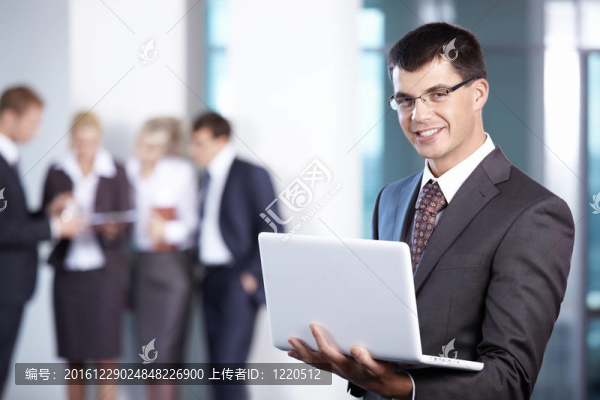 辦公室里有筆記本電腦的男人