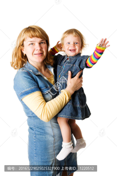 母親抱著女兒