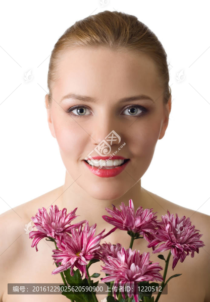 美麗的女人特寫肖像與花的分離