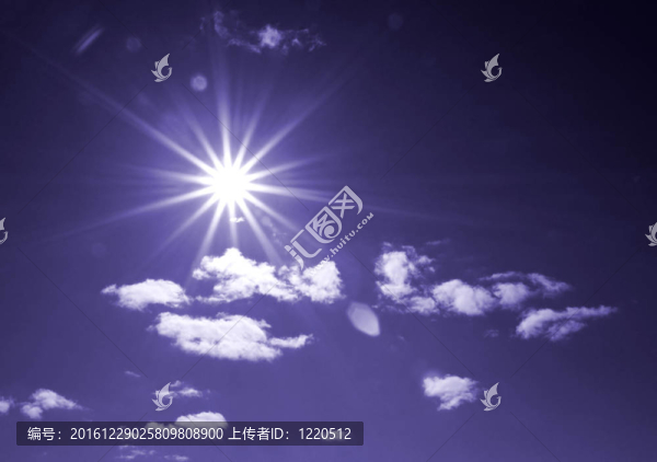 多云天空的太陽