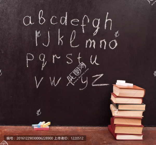 黑板上的字母與書