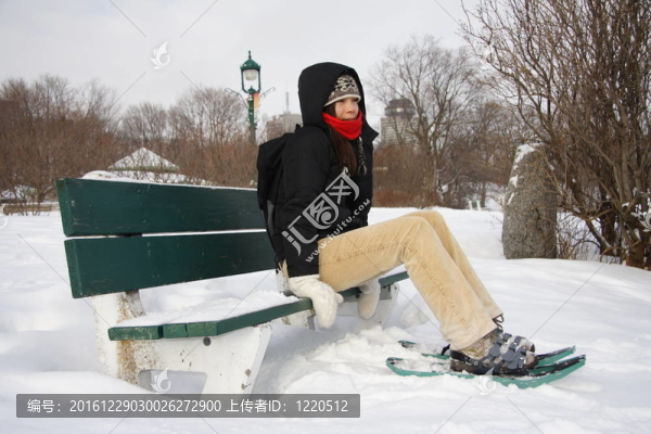 年輕女子與雪地鞋/球拍遠(yuǎn)足