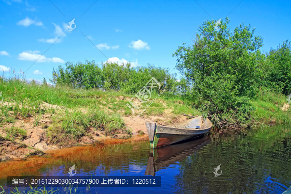 海岸河上的老齡船