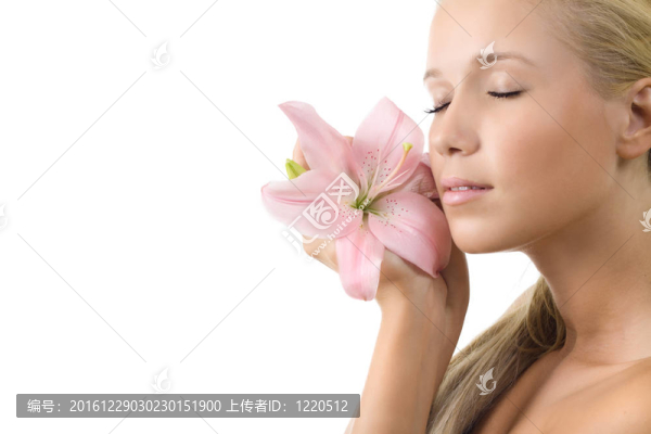 美麗的性感女人與白色背景上孤立的粉紅色百合