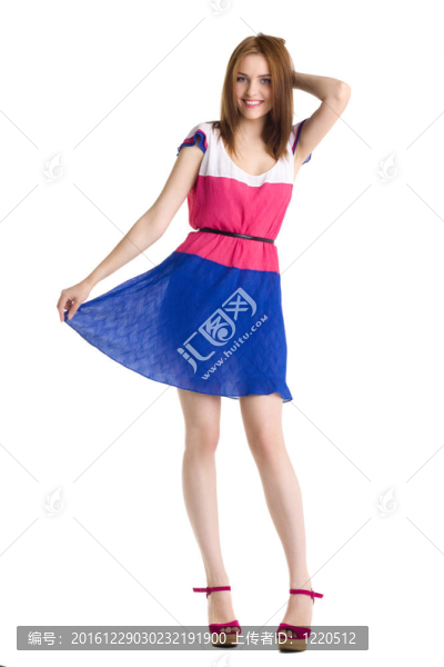 穿著裙子的年輕美麗的女人