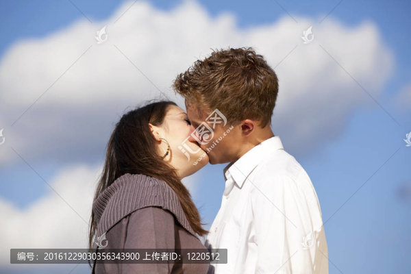快樂(lè)親吻十幾歲的情侶