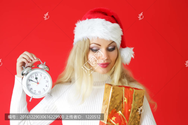 帶盒鬧鐘的漂亮女孩