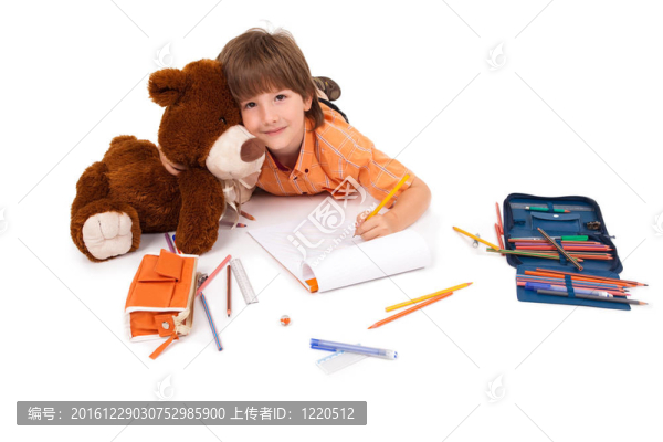 快樂的小男孩與筆記本和泰迪熊