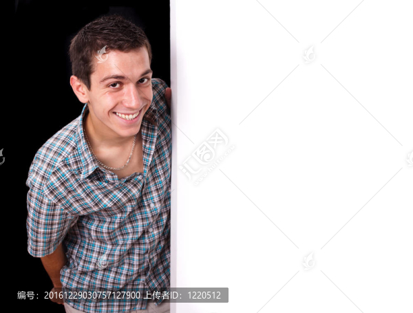 一個男人偷看空白墻后面的肖像