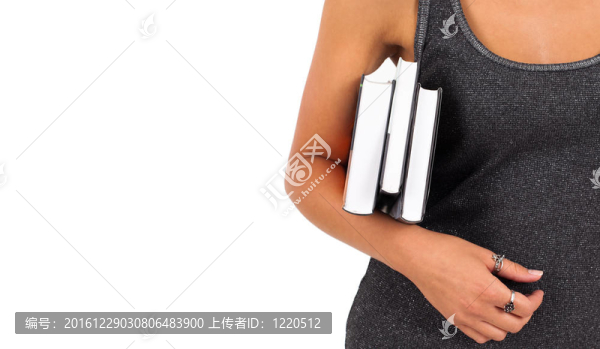 年輕的女生拿著書