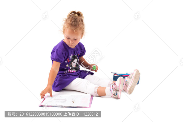 快樂(lè)小女孩帶筆記本