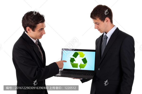 商務(wù)人士在筆記本電腦與回收?qǐng)D標(biāo)顯示
