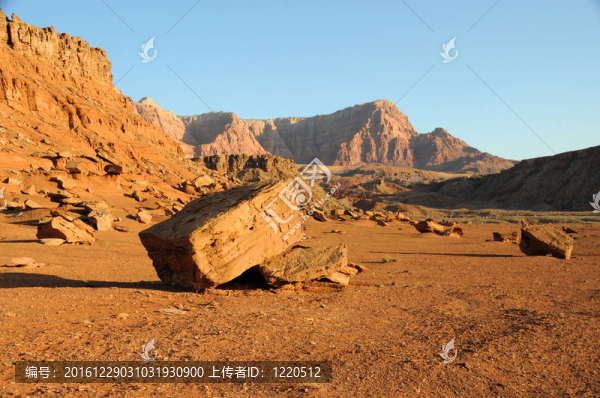 Boulder在朱紅色懸崖