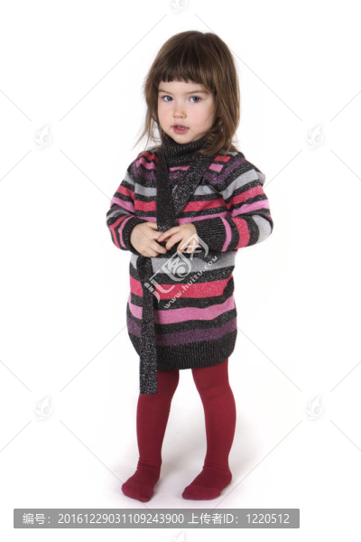 紅色緊身衣的小女孩，在白色背景上鮮艷的衣服