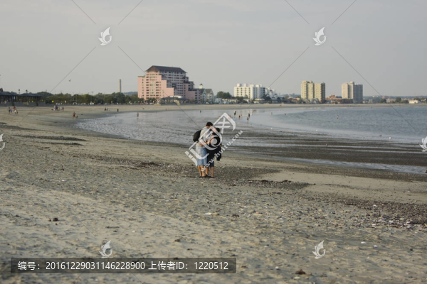 情侶在海灘上接吻