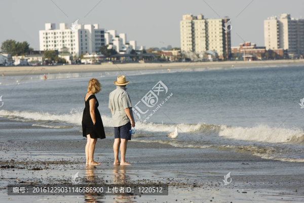 站在海灘上的情侶