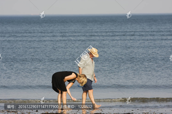 海灘上的情侶