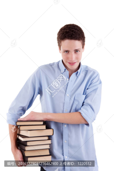 年輕漂亮的男孩；手里拿著書；白色背景上孤立。工作室拍攝