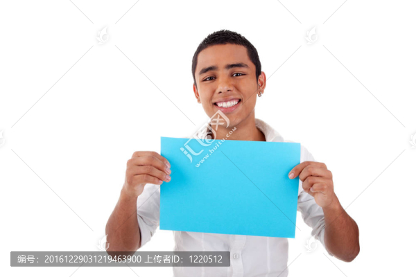 年輕的拉丁男人；手里拿著藍(lán)色的卡片；微笑；在白色背景下孤立。工作室拍攝。