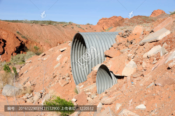 在莫哈維沙漠洗Culvert