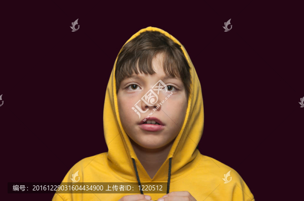 戴兜帽的男孩