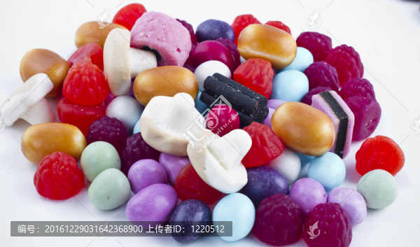 許多白色背景的糖果