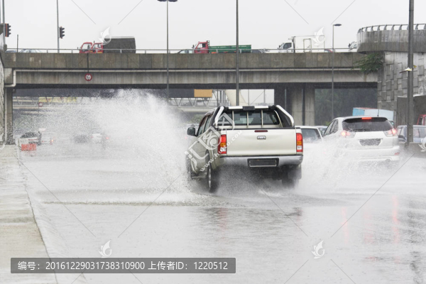 暴雨交通