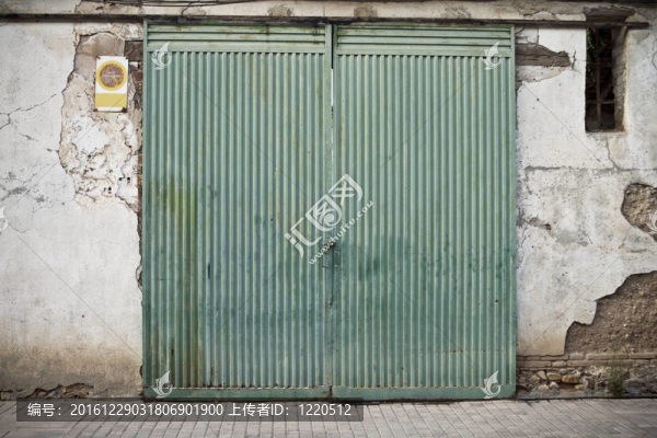 舊門在商店的老街道