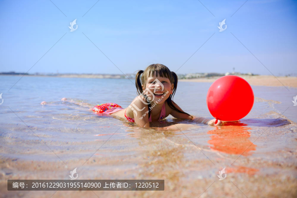 女孩在海灘上