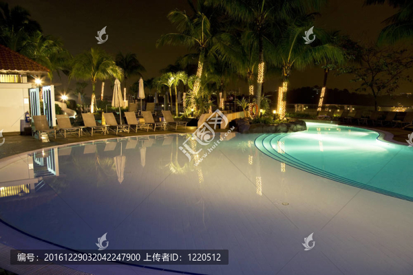 夜間游泳池
