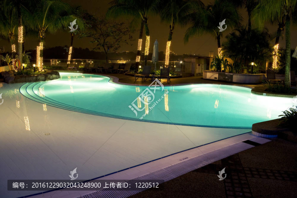 夜間游泳池